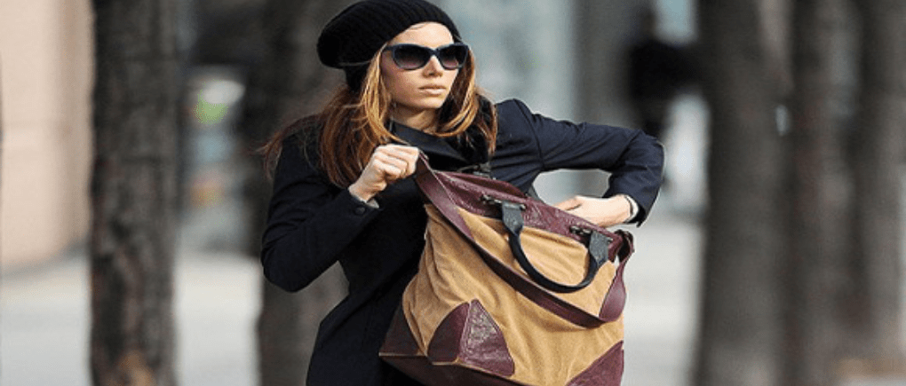 Mujer utilizando una bolsa grande color café