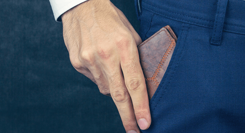 Hombre mostrando una cartera.