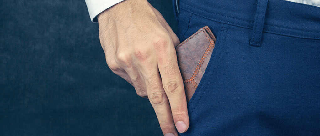 Hombre mostrando una cartera.