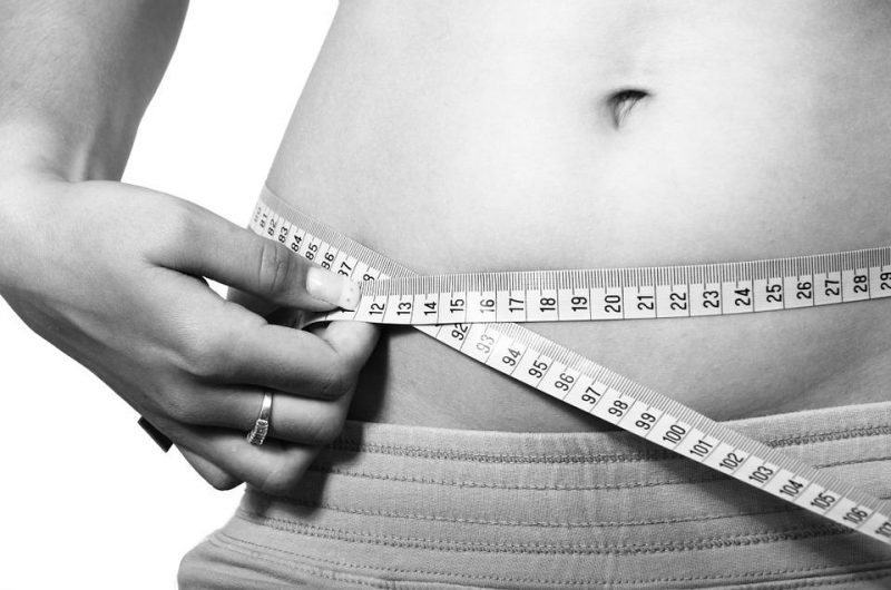 Mujer midiendo grasa corporal