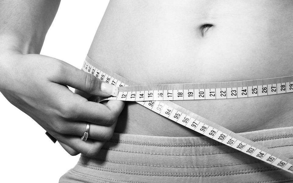 Mujer midiendo grasa corporal